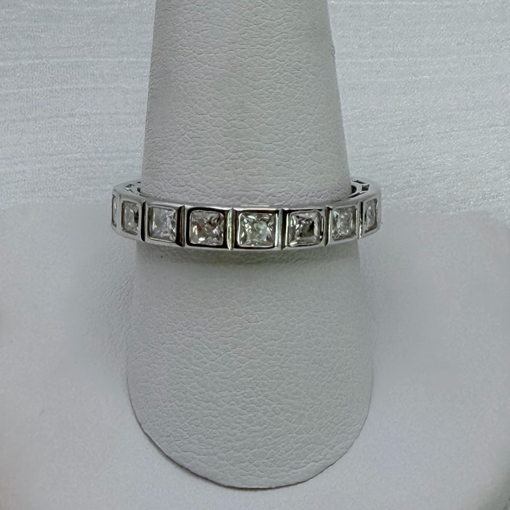 Stunning Silver Ring with Clear Moissanite